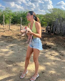 Isis Valverde feet photo thumbnail
