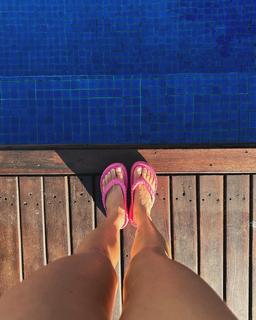 Isis Valverde feet photo thumbnail