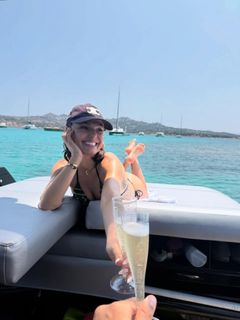 Isis Valverde feet photo thumbnail