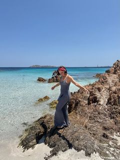 Isis Valverde feet photo thumbnail