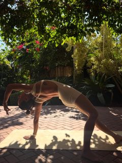 Isis Valverde feet photo thumbnail