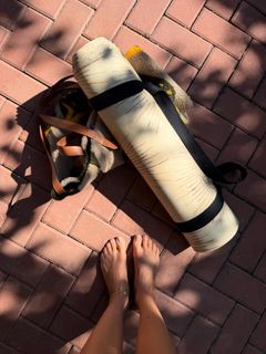 Isis Valverde feet photo thumbnail