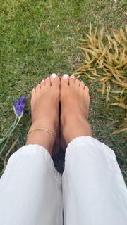 Isis Valverde feet photo thumbnail