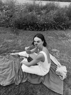 Isis Valverde feet photo thumbnail