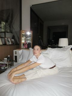 Isis Valverde feet photo thumbnail