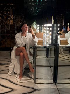 Isis Valverde feet photo thumbnail