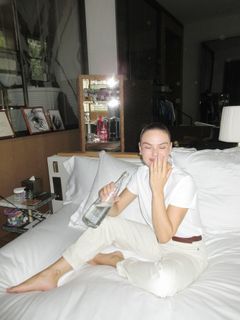 Isis Valverde feet photo thumbnail