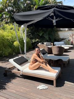 Isis Valverde feet photo thumbnail