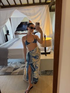 Isis Valverde feet photo thumbnail