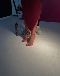 Isis Valverde feet photo thumbnail