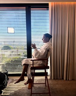 Isis Valverde feet photo thumbnail