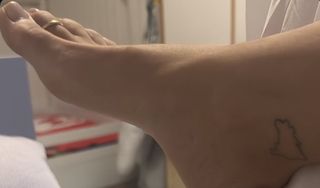 Isis Valverde feet photo thumbnail