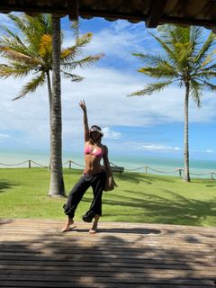 Isis Valverde feet photo thumbnail