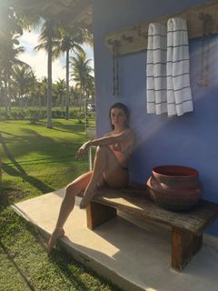 Isis Valverde feet photo thumbnail