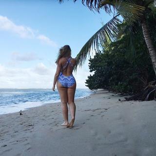 Iskra Lawrence feet photo thumbnail