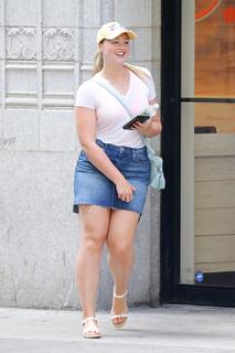 Iskra Lawrence feet photo thumbnail