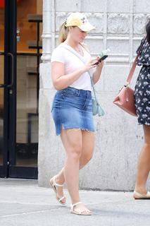 Iskra Lawrence feet photo thumbnail