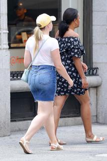 Iskra Lawrence feet photo thumbnail