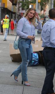 Iskra Lawrence feet photo thumbnail
