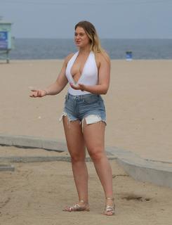 Iskra Lawrence feet photo thumbnail