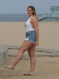 Iskra Lawrence feet photo thumbnail