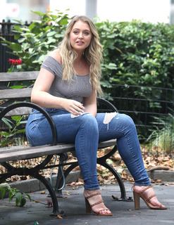 Iskra Lawrence feet photo thumbnail