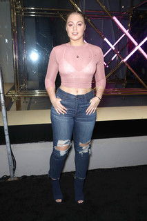 Iskra Lawrence feet photo thumbnail
