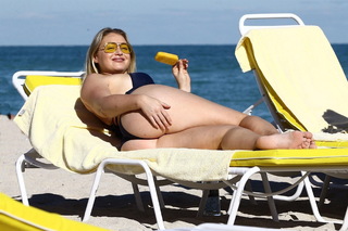 Iskra Lawrence feet photo thumbnail