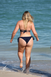 Iskra Lawrence feet photo thumbnail