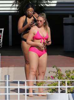 Iskra Lawrence feet photo thumbnail