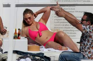 Iskra Lawrence feet photo thumbnail