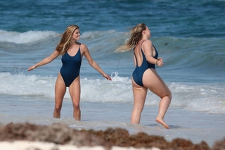 Iskra Lawrence feet photo thumbnail