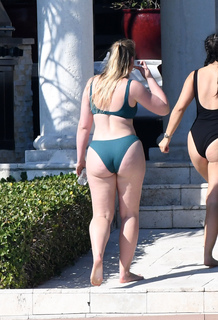 Iskra Lawrence feet photo thumbnail