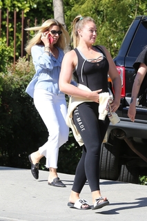 Iskra Lawrence feet photo thumbnail