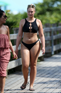Iskra Lawrence feet photo thumbnail