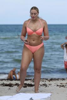 Iskra Lawrence feet photo thumbnail