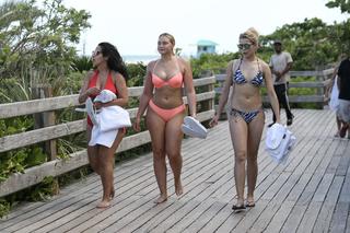 Iskra Lawrence feet photo thumbnail