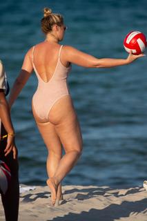 Iskra Lawrence feet photo thumbnail