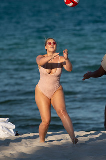 Iskra Lawrence feet photo thumbnail