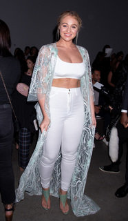 Iskra Lawrence feet photo thumbnail