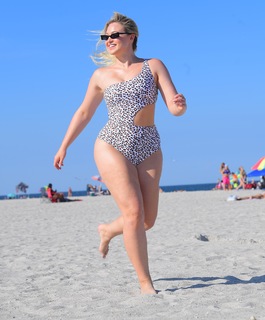 Iskra Lawrence feet photo thumbnail