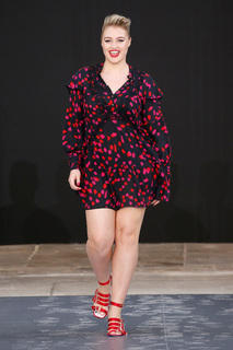 Iskra Lawrence feet photo thumbnail