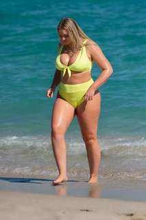 Iskra Lawrence feet photo thumbnail
