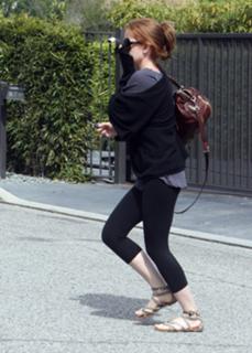 Isla Fisher feet photo thumbnail
