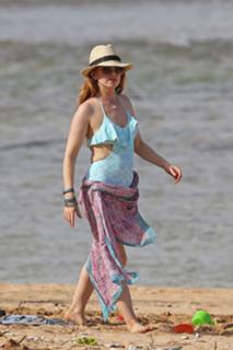 Isla Fisher feet photo thumbnail