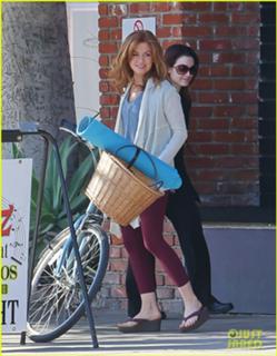 Isla Fisher feet photo thumbnail