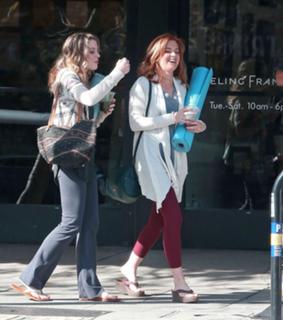Isla Fisher feet photo thumbnail