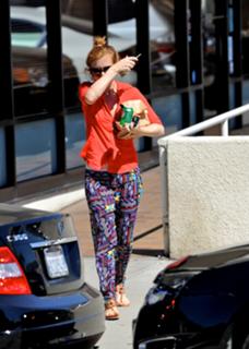 Isla Fisher feet photo thumbnail