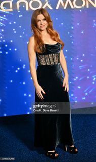 Isla Fisher feet photo thumbnail