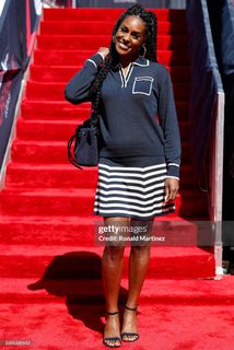 Issa Rae feet photo thumbnail